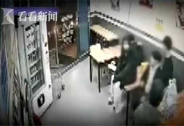 韩国女学生打赌钻自助洗涤设备 被关在里面差点憋死.jpg